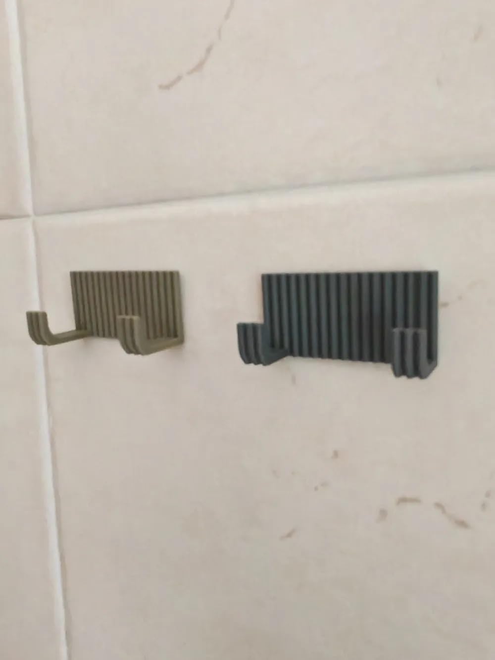 Ribbed Wall-Mounted Razor Holder