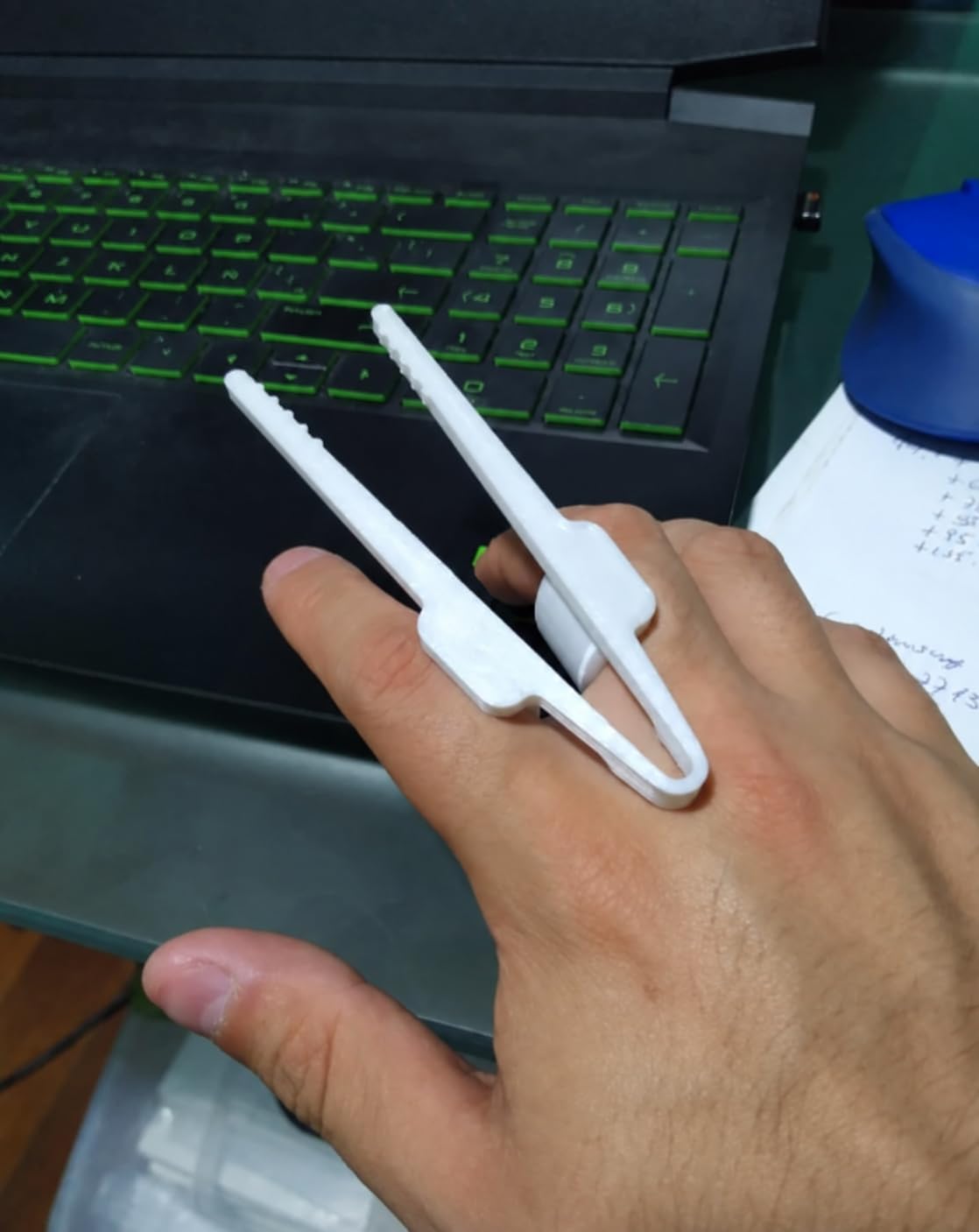 Finger Chopsticks - Wearable Gaming Snack Tool