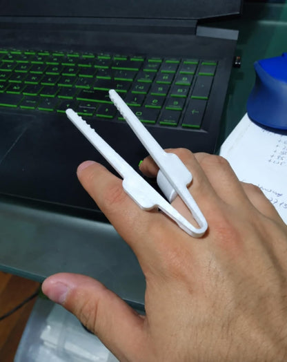 Finger Chopsticks - Wearable Gaming Snack Tool