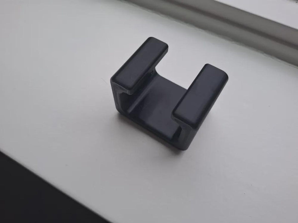 Upright seatbelt buckle support detail