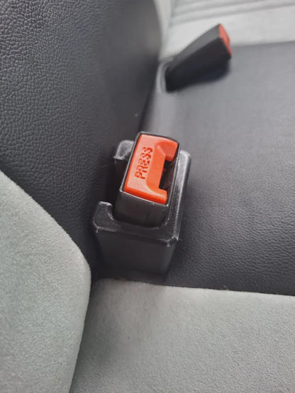 Seatbelt buckle holder installed in a rear seat